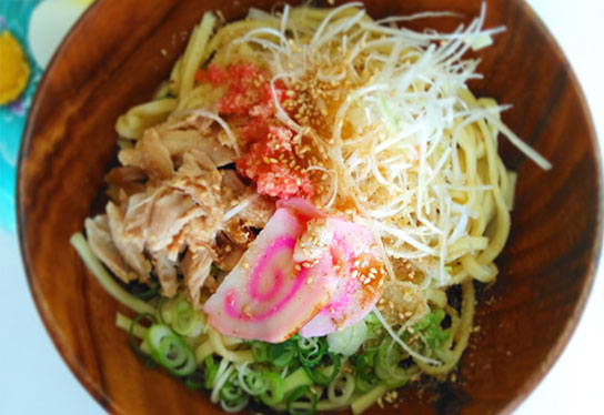 カツオとポークのダシがきいた『沖縄まぜそば』