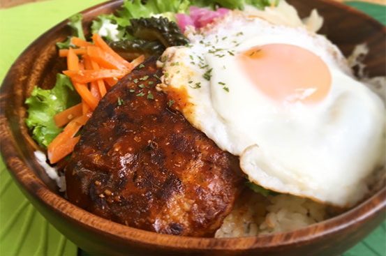 『沖縄県産牛肉&豚肉ハンバーグ』を使ったメニューが大人気!!