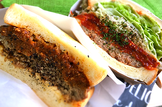 『沖縄県産牛肉&豚肉ハンバーグ』を使ったメニューが大人気!!
