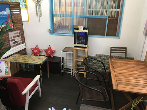 店内はトロピカルな雰囲気が楽しめる南国仕様